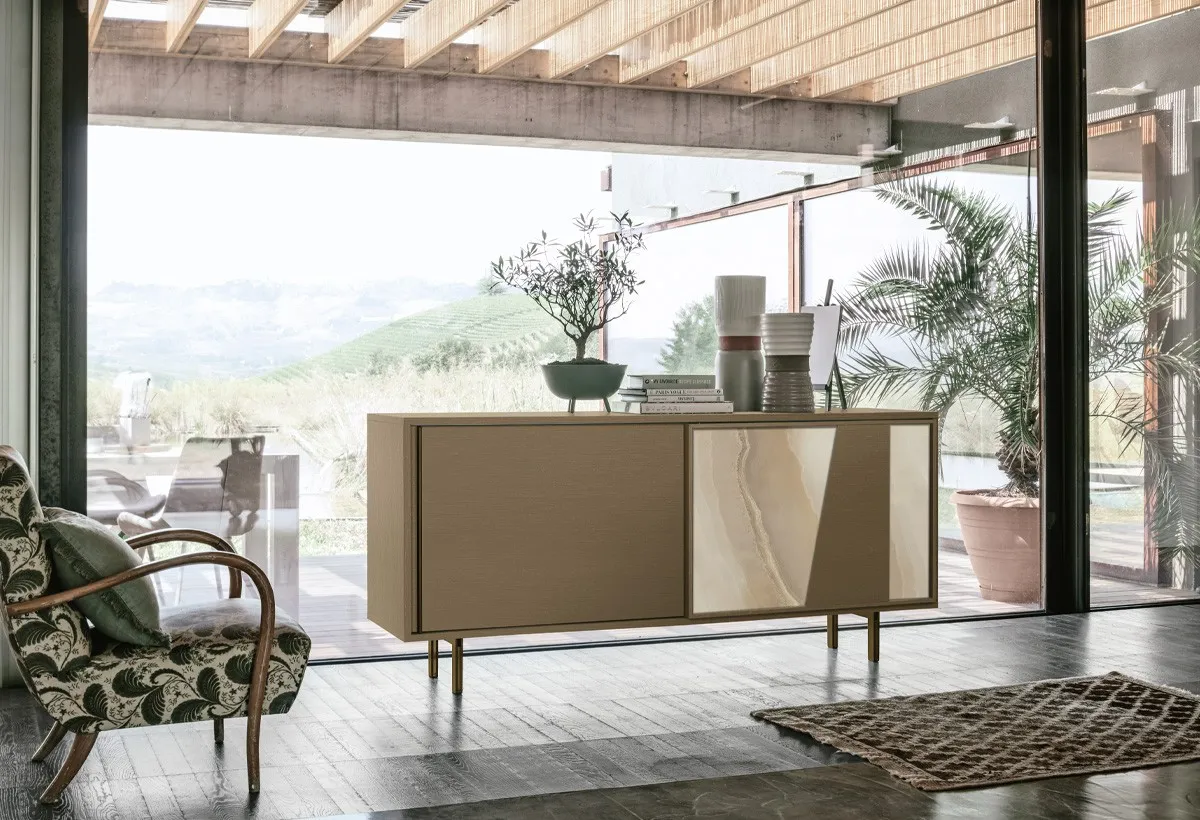 Madia Modus New Target Point effetto legno con inserto a specchio in un portico