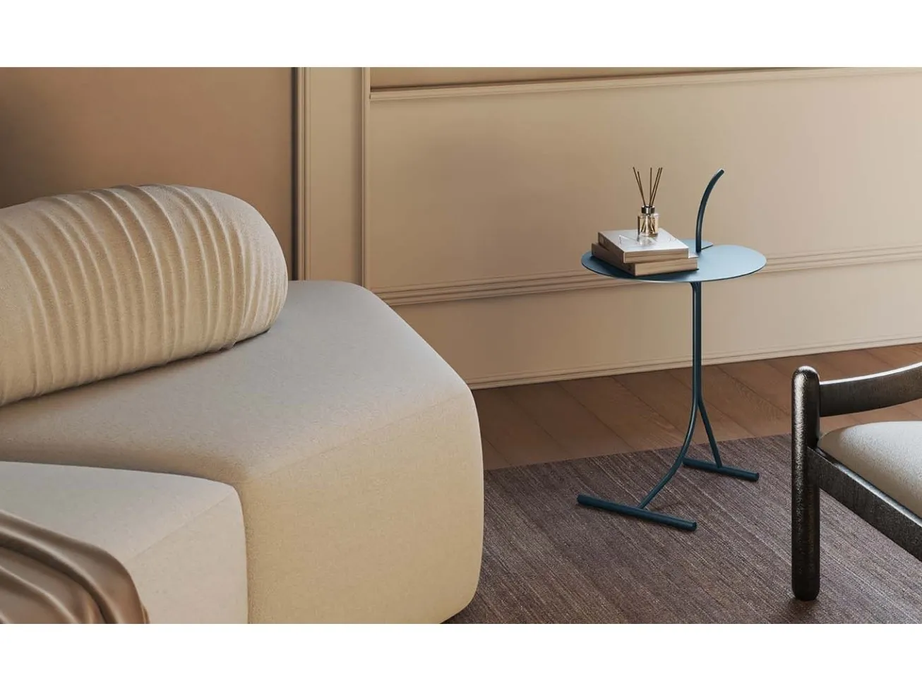 Tavolino Edge Target Point blu accanto a un divano chiaro