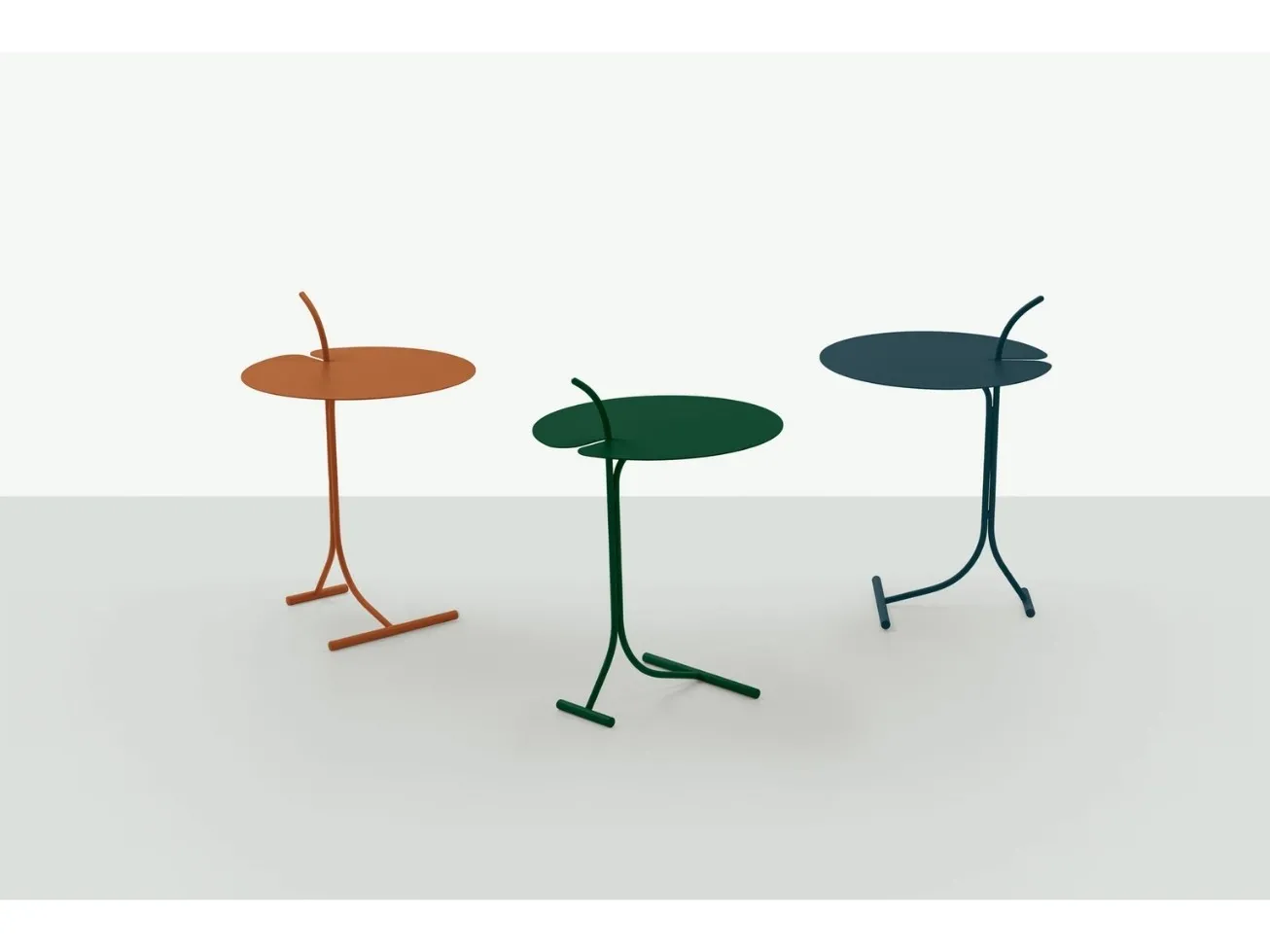 Tavolini Edge Target Point terracotta, abete e blu su fondo chiaro