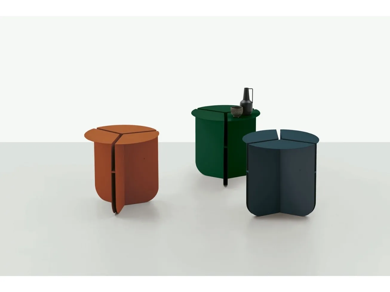 Tavolini Hold Target Point terracotta, abete e blu di Prussia su fondo chiaro