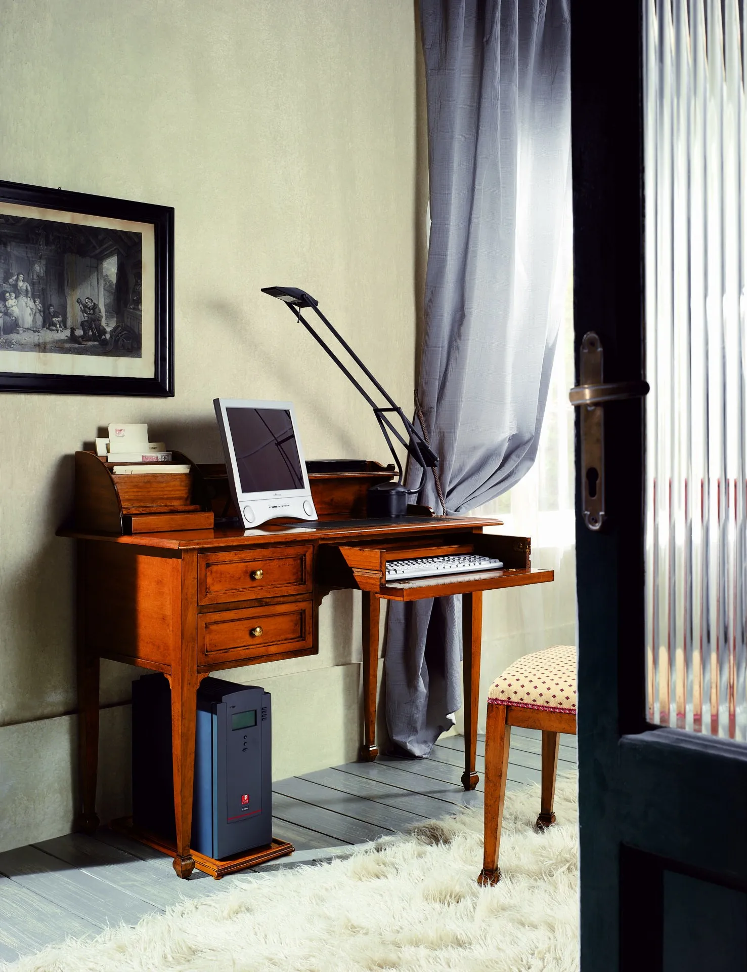Scrivania classica Tosato 21.27 con piano in pelle in un angolo studio accanto alla finestra