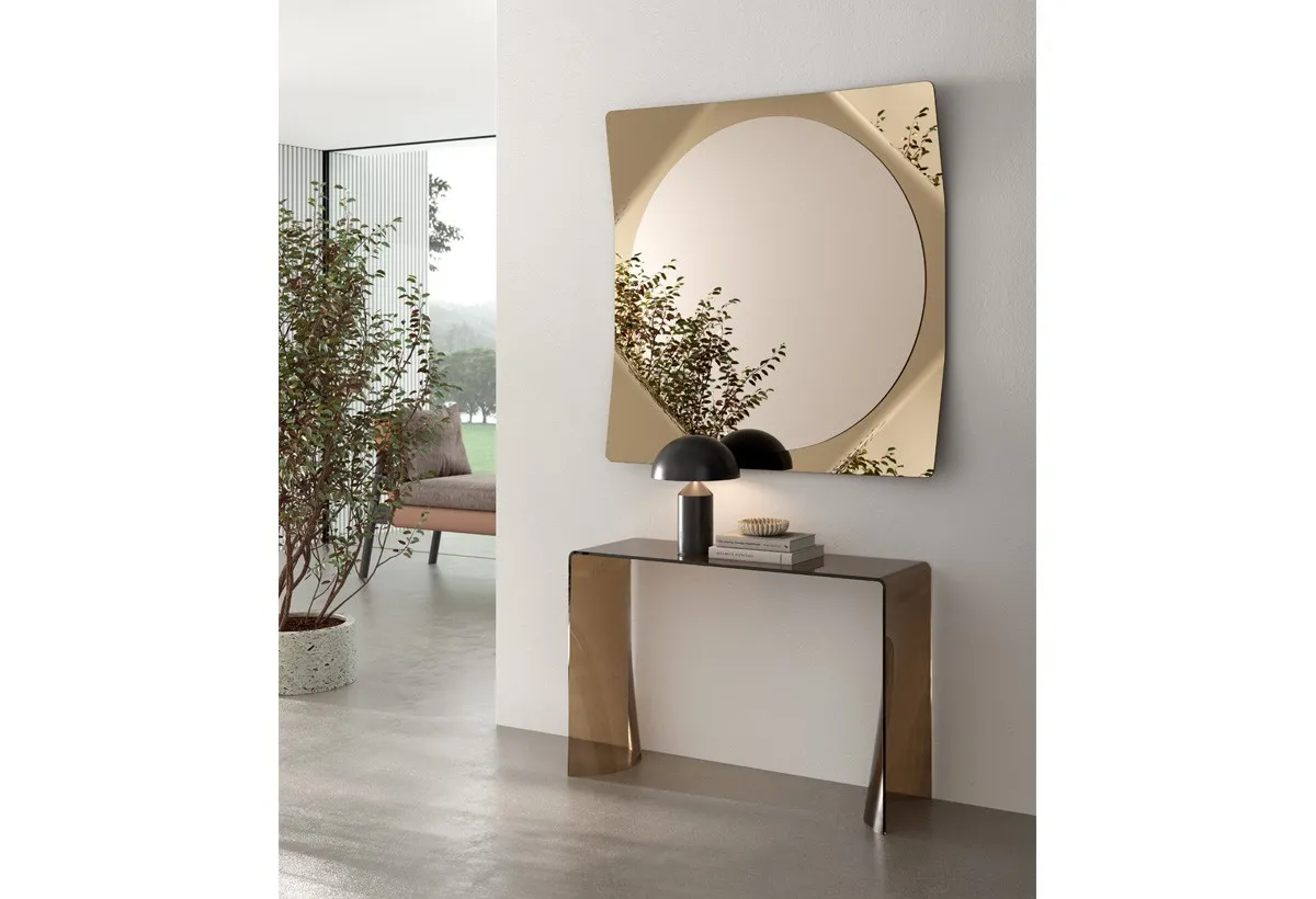 Consolle Lynx Target Point in vetro cenere sotto uno specchio con cornice a specchio