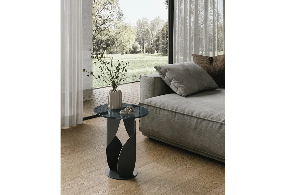 Tavolino Cocktail Target Point nero con piano in vetro accanto a un divano grigio