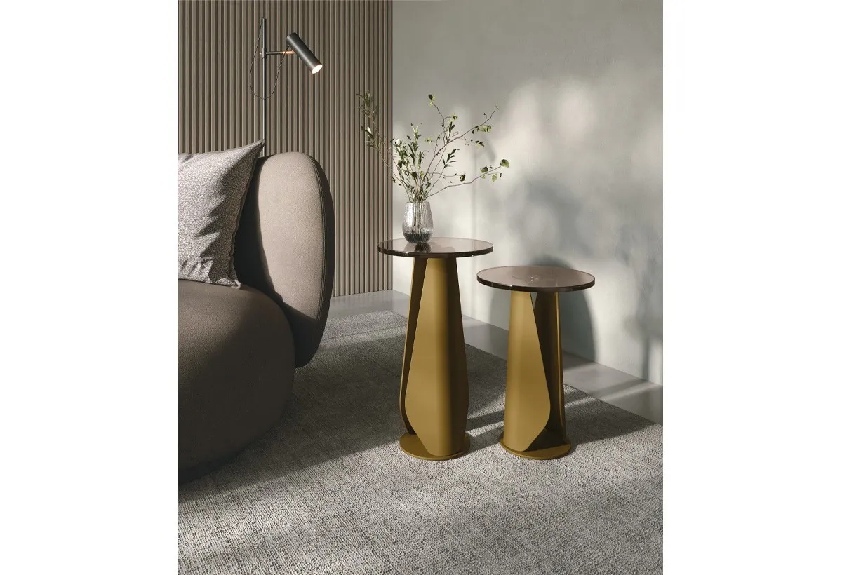 Coppia di tavolini Tile Set Target Point dorati accanto a una poltrona