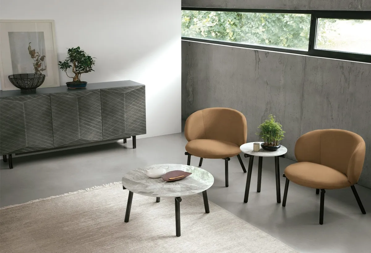 Tavolini Kyoto Target Point fra due poltroncine color cuoio davanti a una madia