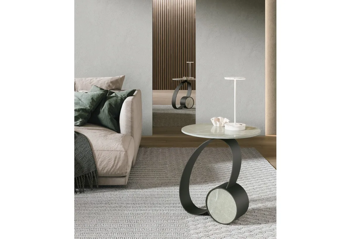 Tavolino Trilogy Target Point con anello nero accanto a un divano