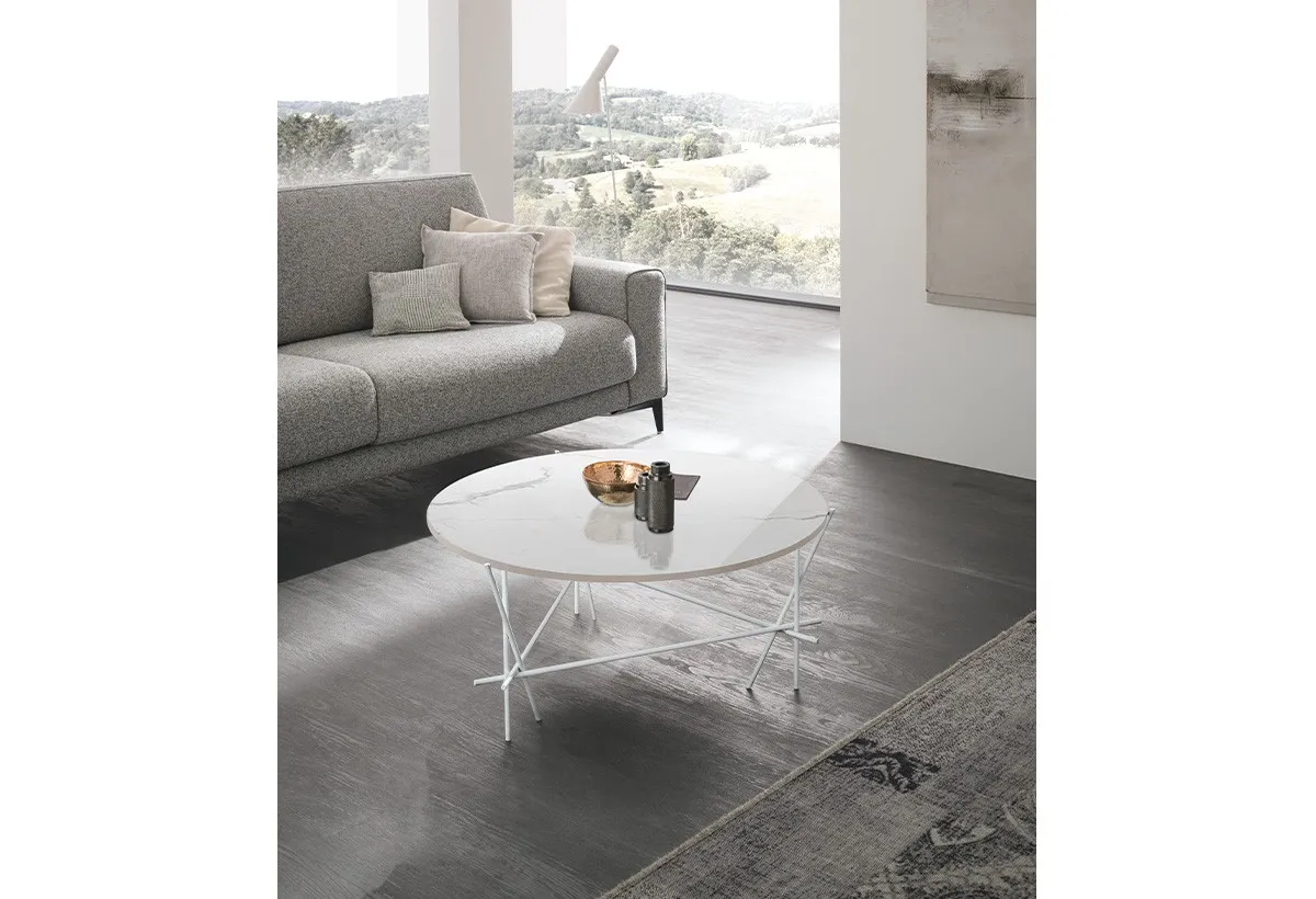 Tavolino Wire Target Point bianco con piano chiaro davanti a un divano grigio