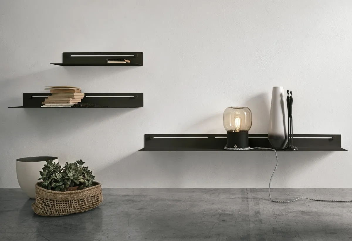 Mensole Modular Target Point nere a varie altezze su una parete grigia con libri