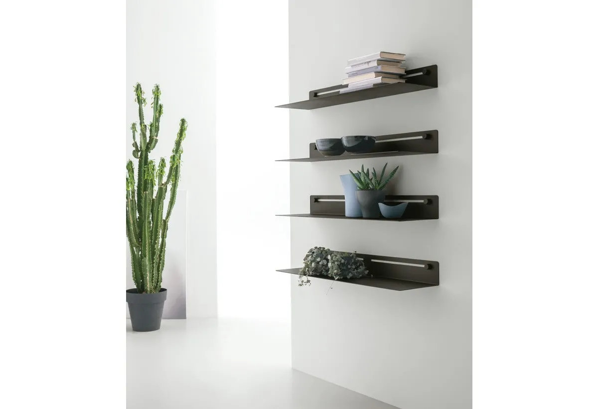 Mensole Modular Target Point nere in verticale con piante e libri