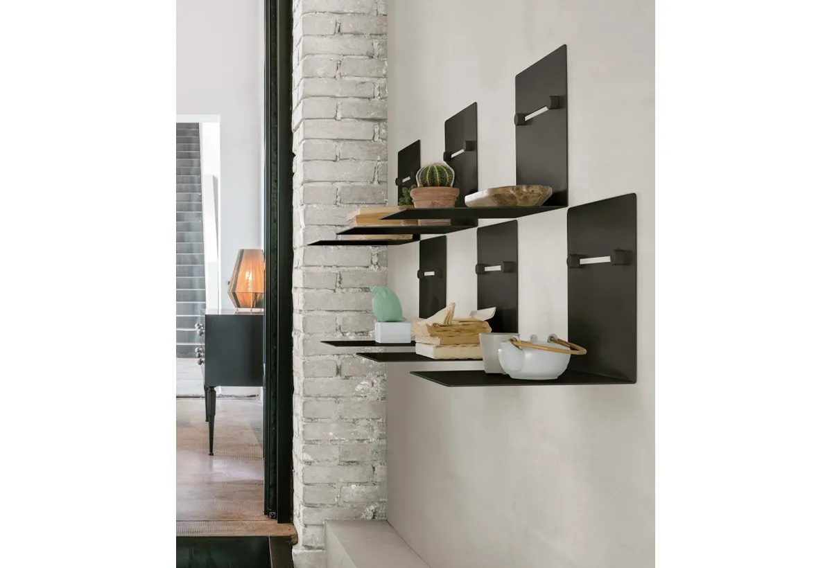 Composizione di mensole Nook Target Point nere su un muro di mattoni bianchi