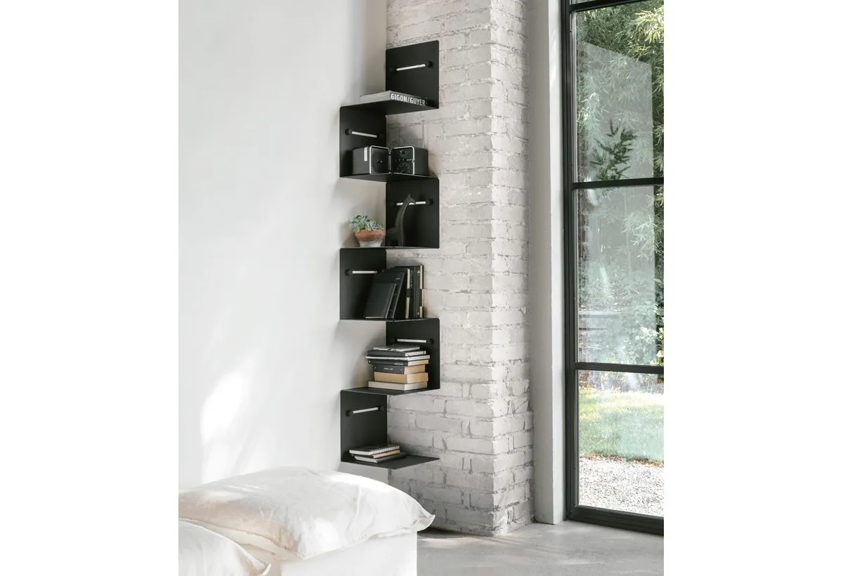 Mensole Nook Target Point nere in colonna accanto a una finestra