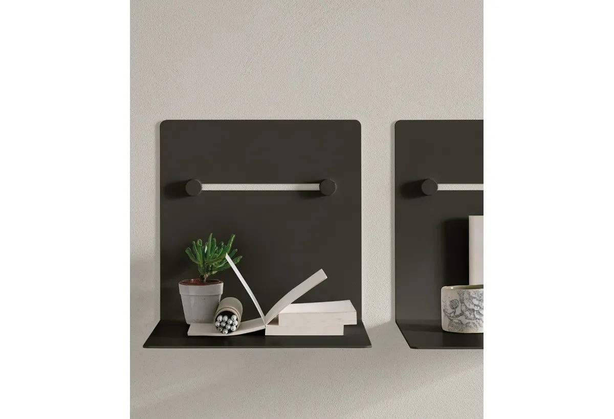 Mensole Nook Target Point nere con piccoli oggetti, viste da vicino
