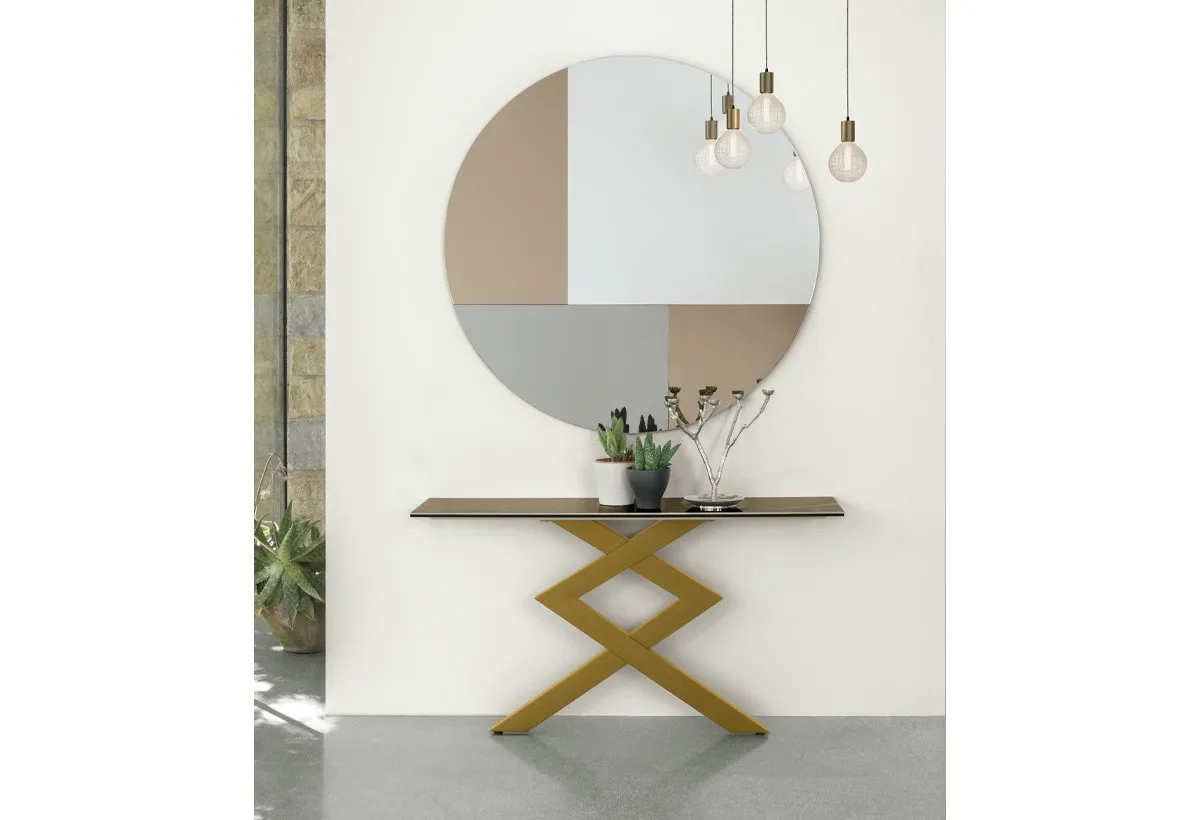 Consolle Cross Target Point dorata sotto uno specchio tondo con lampade sospese