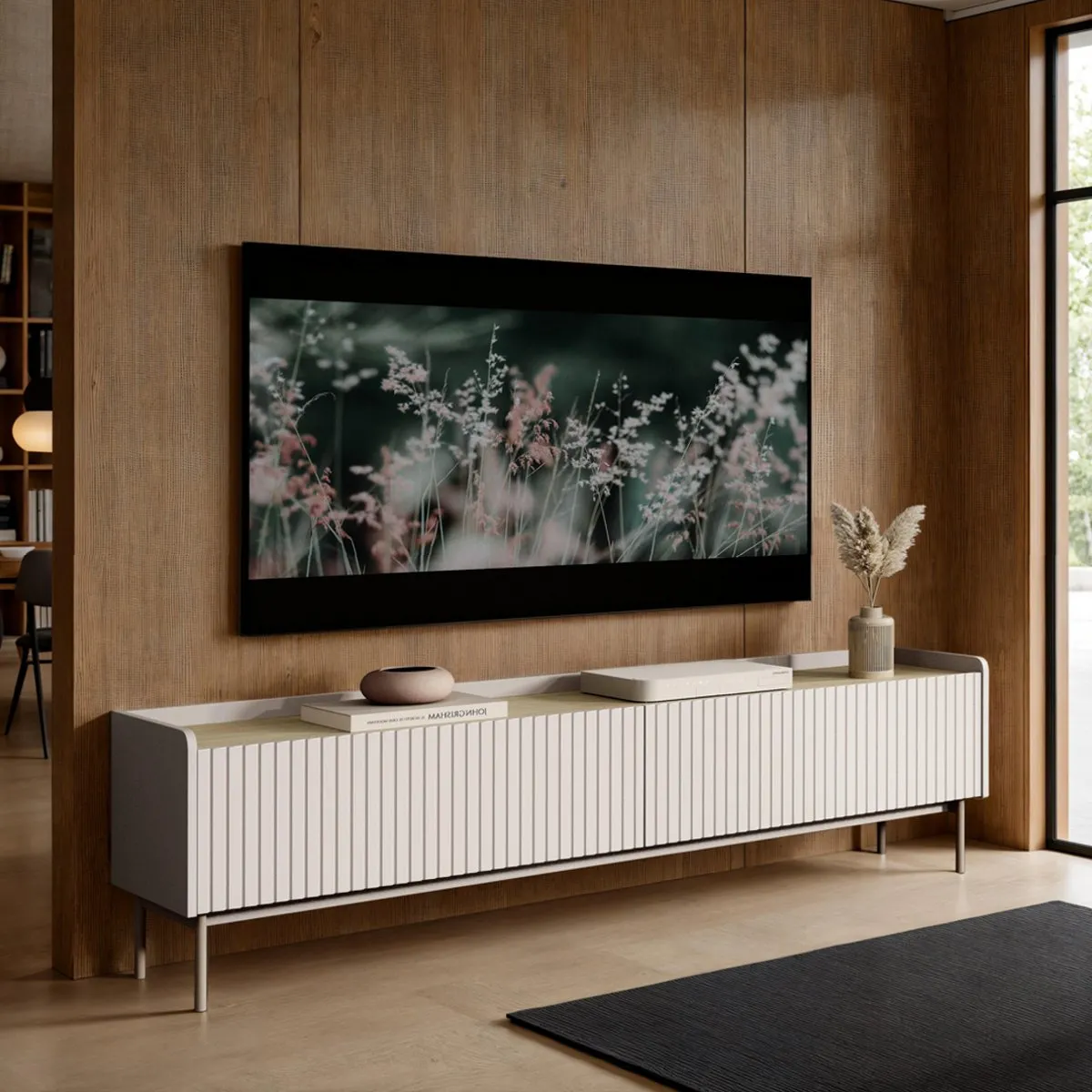 Porta TV Malena Tomasucci beige con frontali dogati sotto un grande televisore