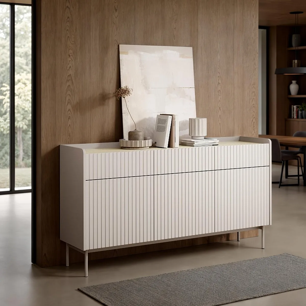 Madia Malena Tomasucci beige opaco a frontali dogati su parete in legno