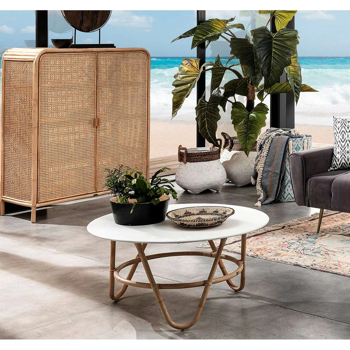 Tavolino basso Jalaja Tomasucci in rattan con piano bianco in salotto