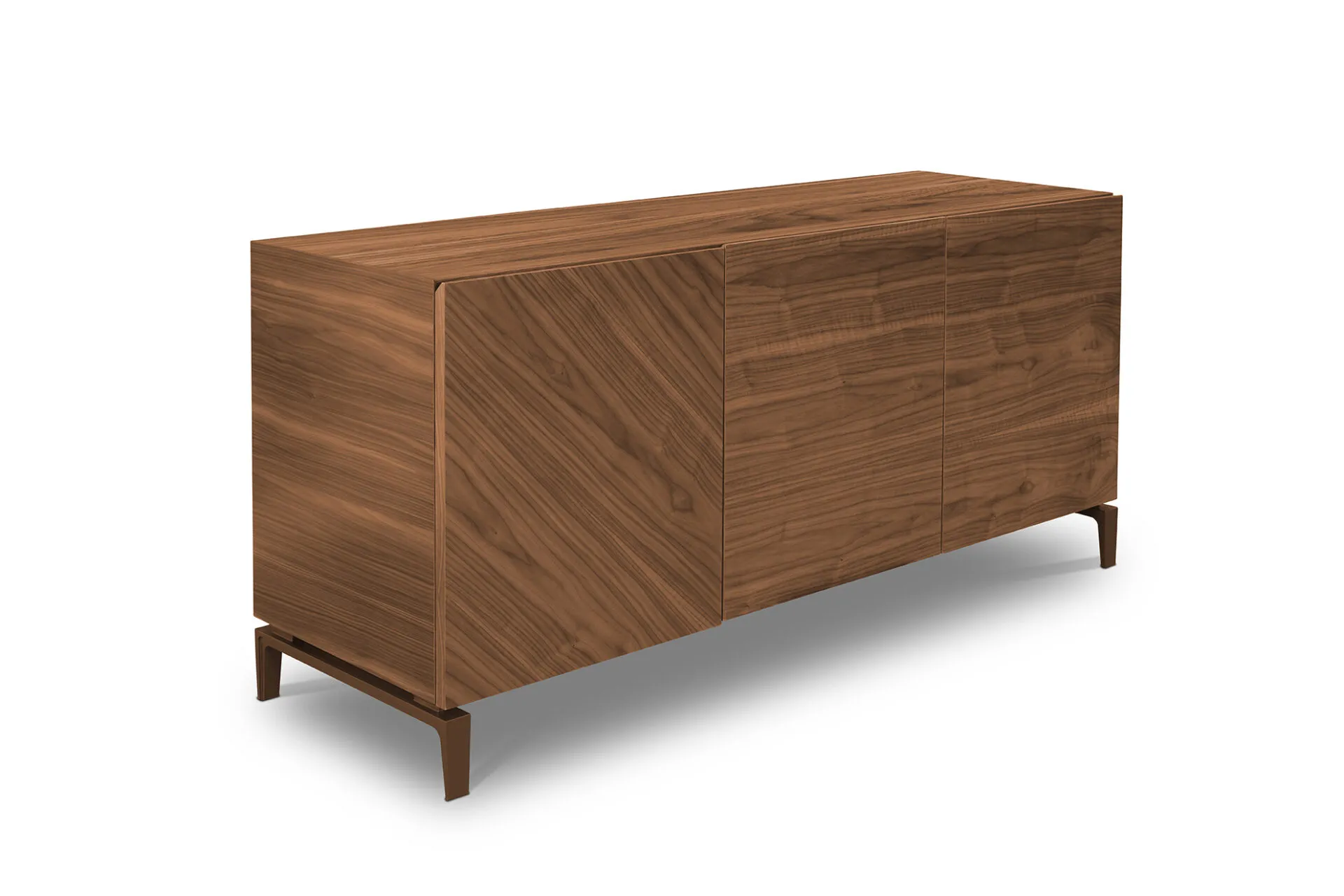 Credenza Tosato 23.210 a tre porte in noce canaletto, vista di tre quarti su fondo bianco