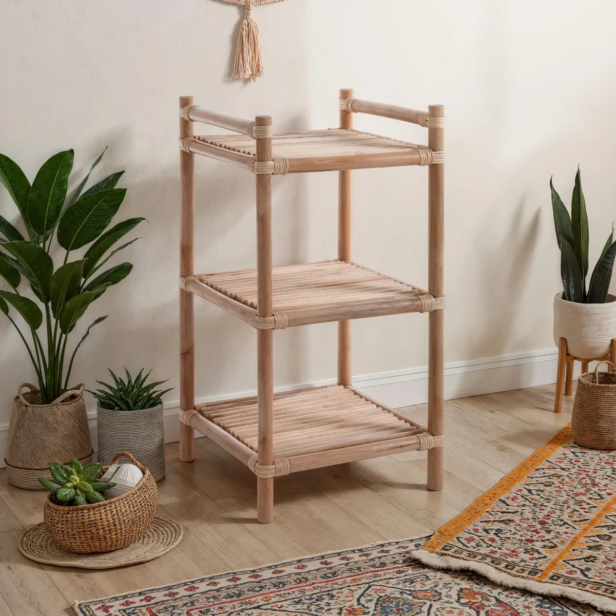 Scaffale Manjung Tomasucci in rattan con piante