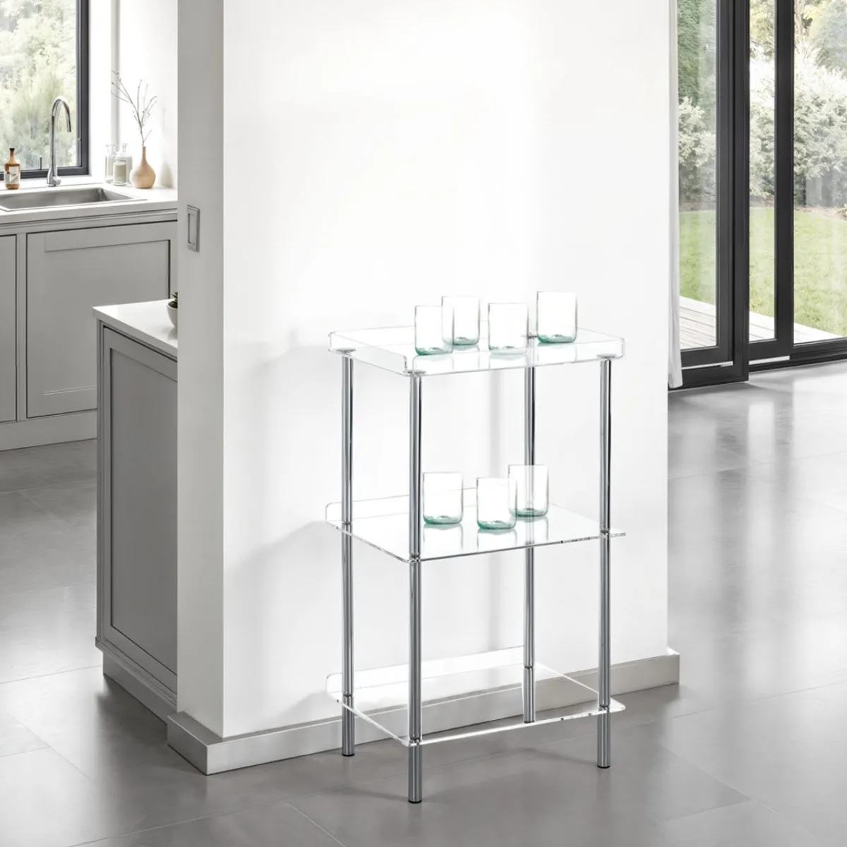 Scaffale Tino Tomasucci in acrilico e cromo con barattoli in cucina