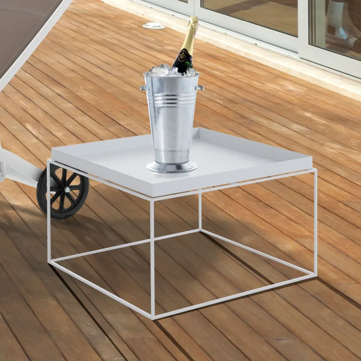 Tavolino Hannah-C Tomasucci in acciaio bianco su una terrazza in legno