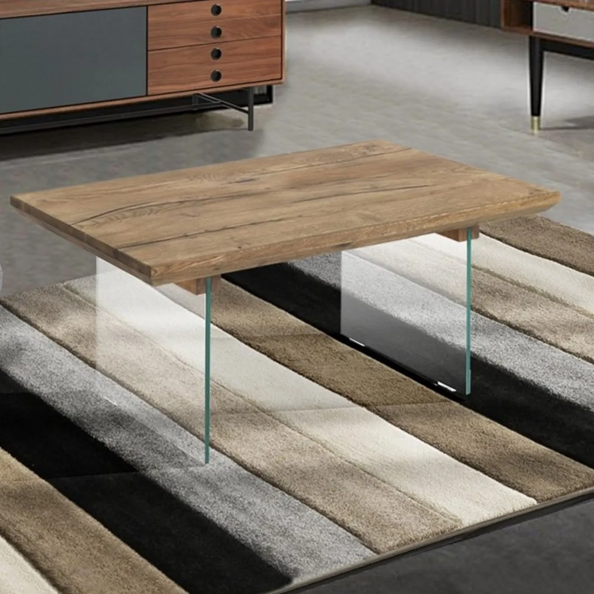 Tavolino Float Tomasucci con piano in rovere su gambe in vetro su tappeto a righe