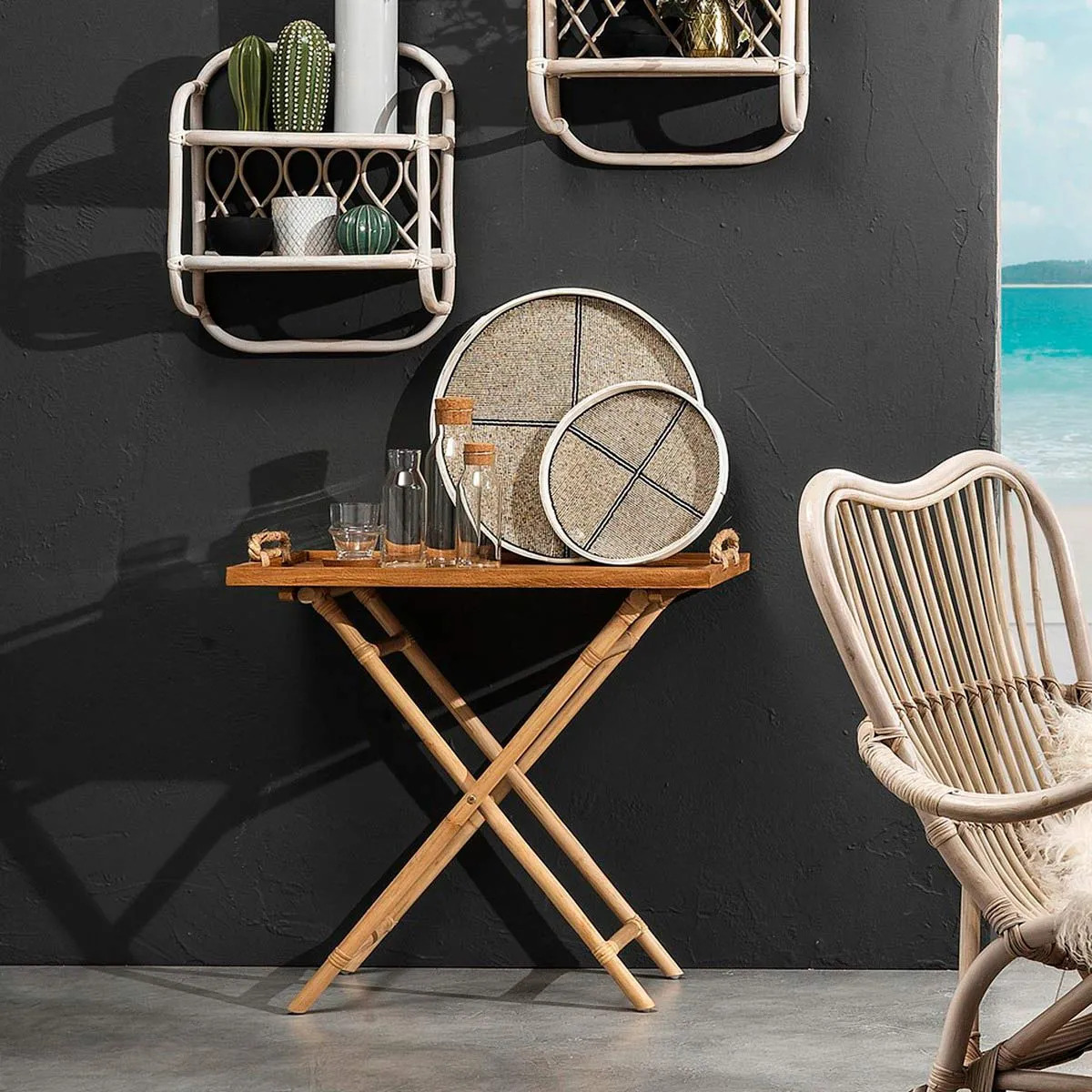 Tavolino Girija Tomasucci in teak e rattan con vassoio