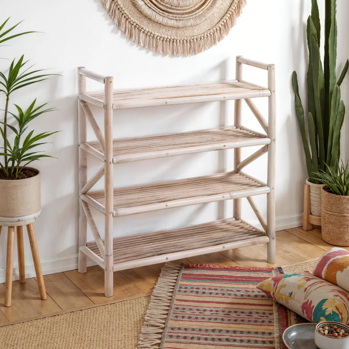 Scaffale Charu Tomasucci in rattan sbiancato con quattro ripiani