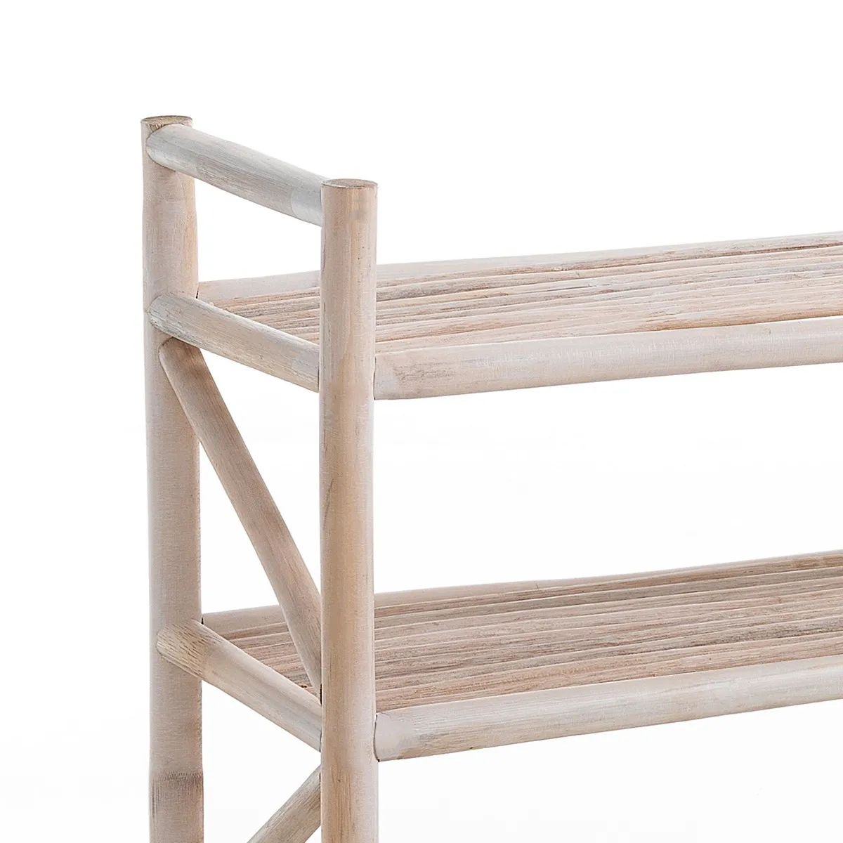 Dettaglio dell'intreccio in rattan dello scaffale Charu Tomasucci