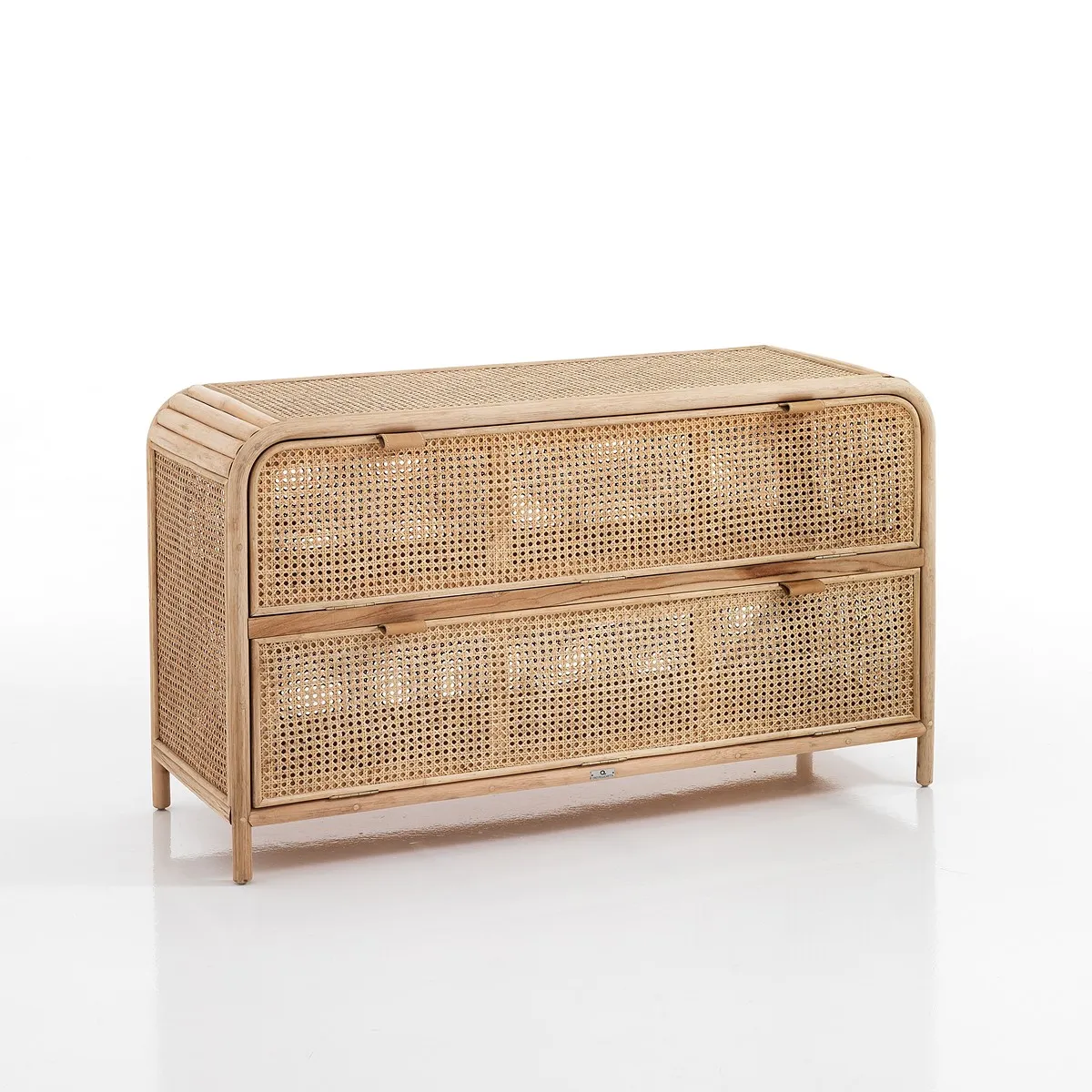 Madia Hamsa Tomasucci in teak e rattan con ante chiuse su fondo bianco