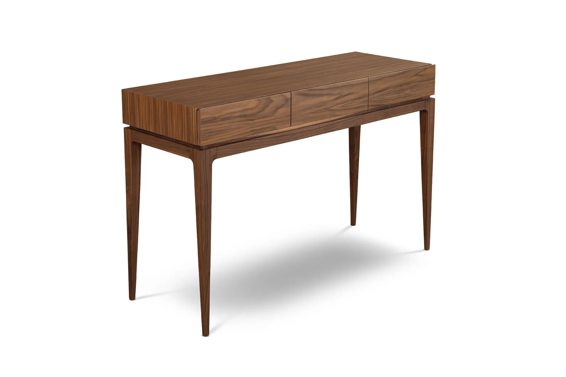 Consolle Tosato 18.67 in noce canaletto con tre cassetti, vista di tre quarti su fondo bianco