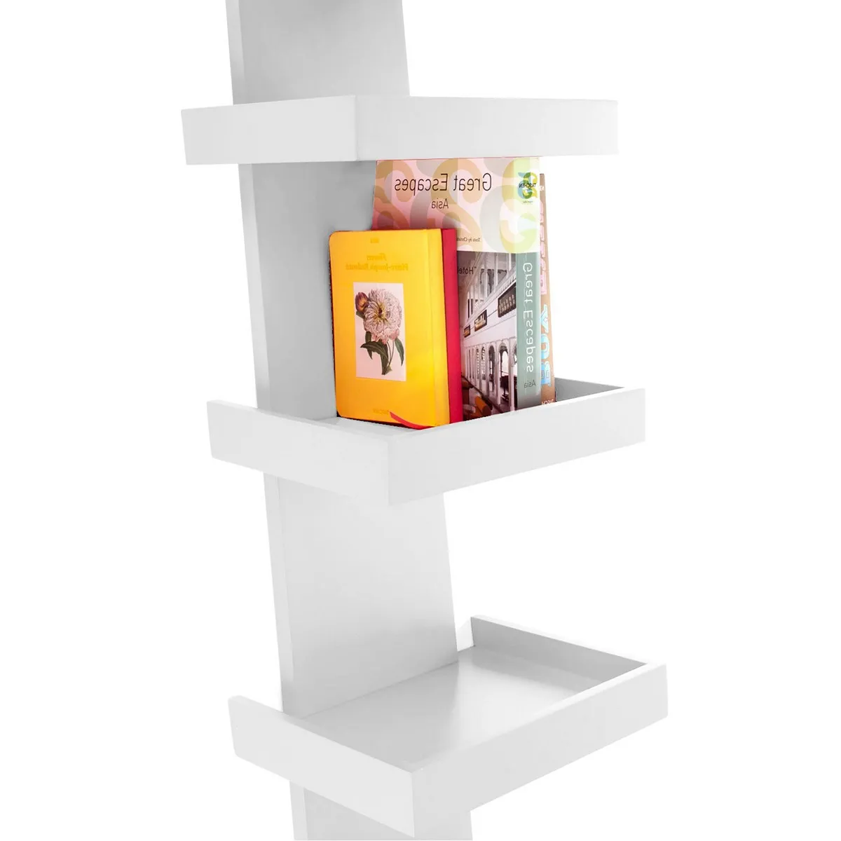 Step Tomasucci con libri in una cameretta