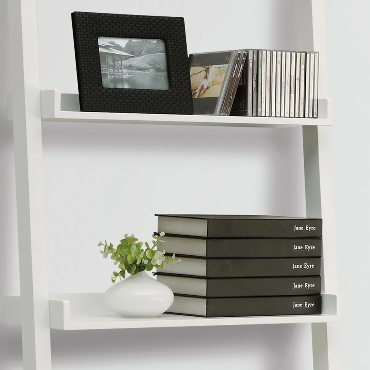 Dettaglio dei ripiani con bordo della libreria Kross Large Tomasucci