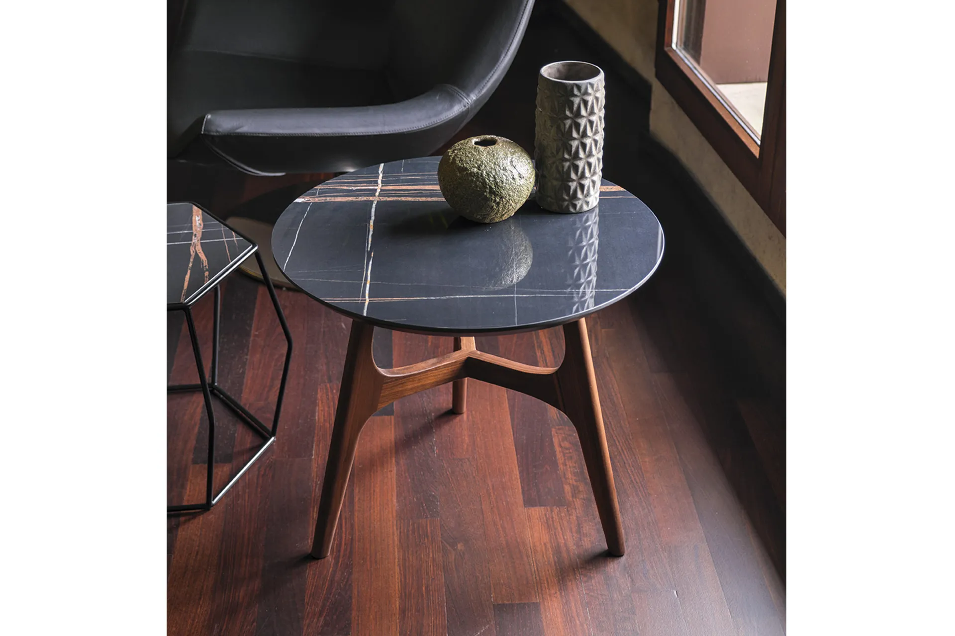 Primo piano del tavolino 11.83 Tosato con piano in gres nero e base in noce