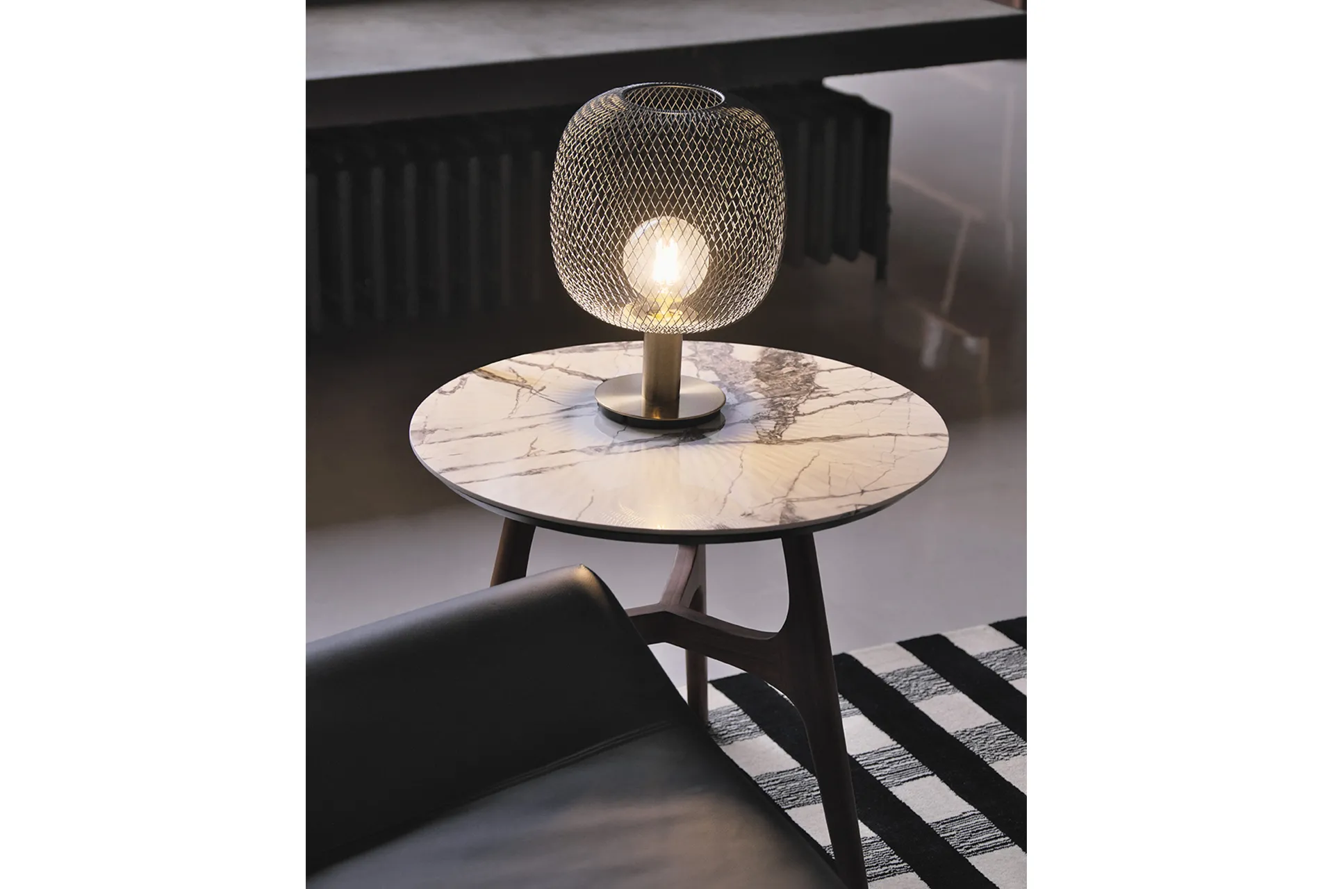 Tavolino Tosato 11.83 con piano in gres effetto marmo bianco e lampada da tavolo