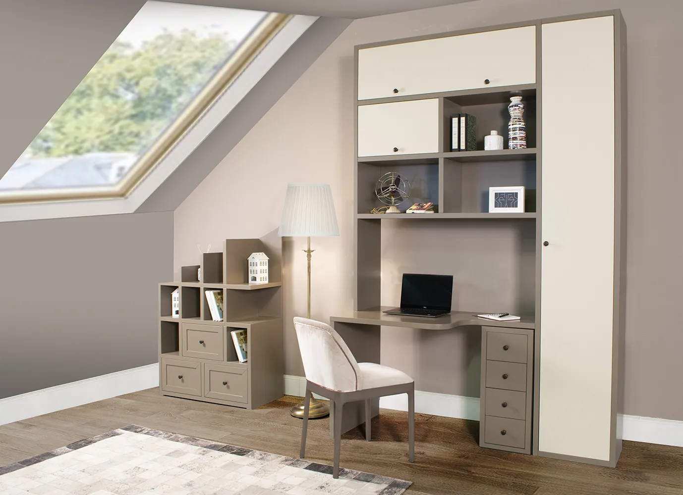 Composizione studio Tosato 21.58 laccata tortora e crema in una mansarda, con scrivania sotto la libreria a ponte