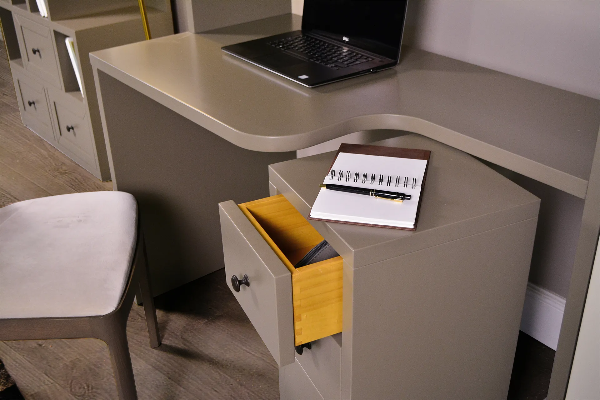 Scrivania della composizione 21.58 Tosato con cassettiera e cassetto aperto dall'interno giallo