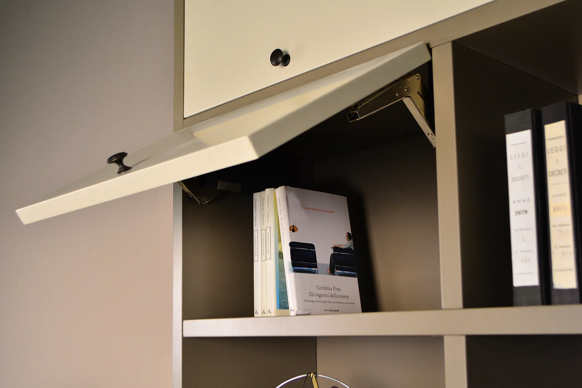 Pensile a ribalta aperto della libreria a ponte Tosato 21.58 con raccoglitori