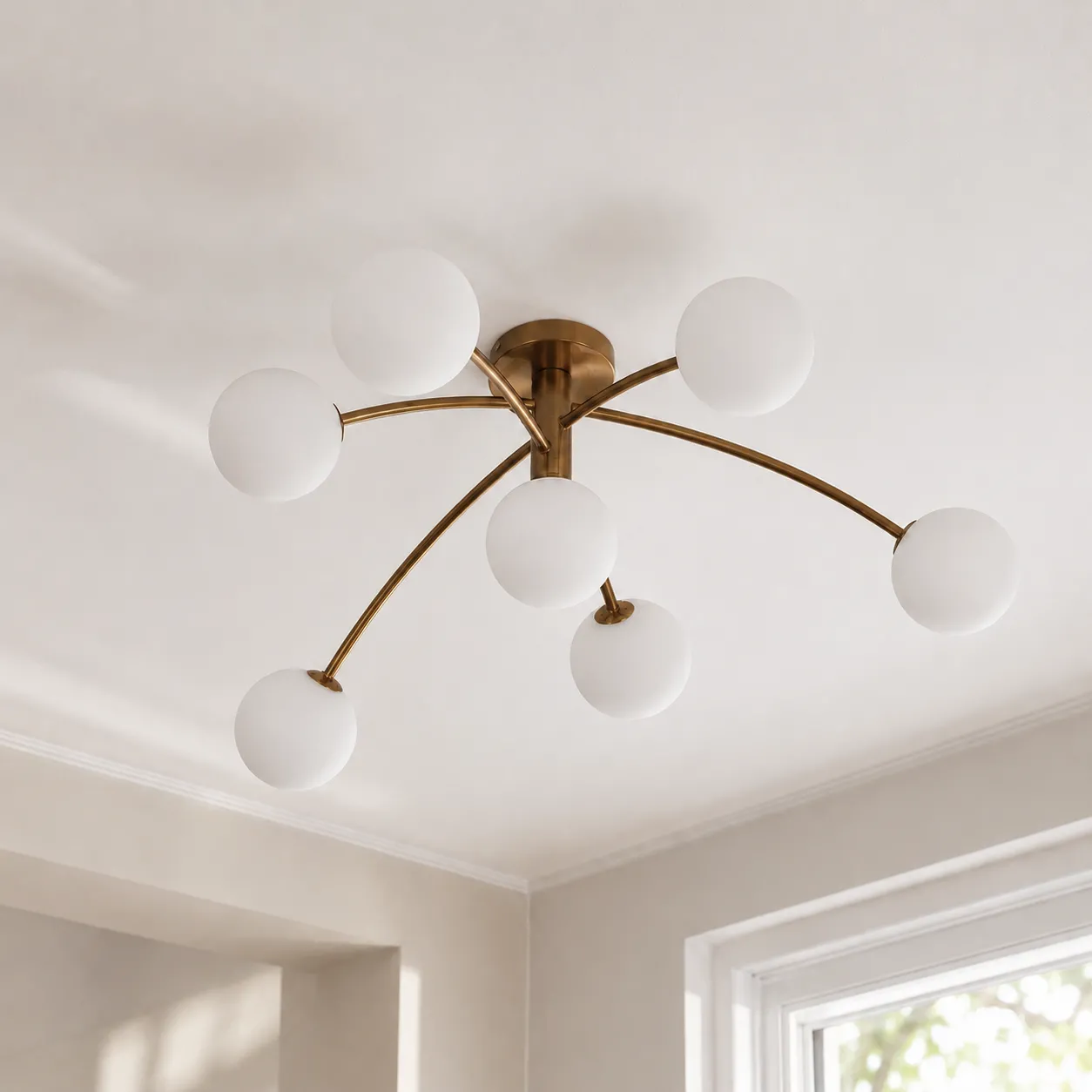Lampadario Arches Tomasucci a soffitto in soggiorno