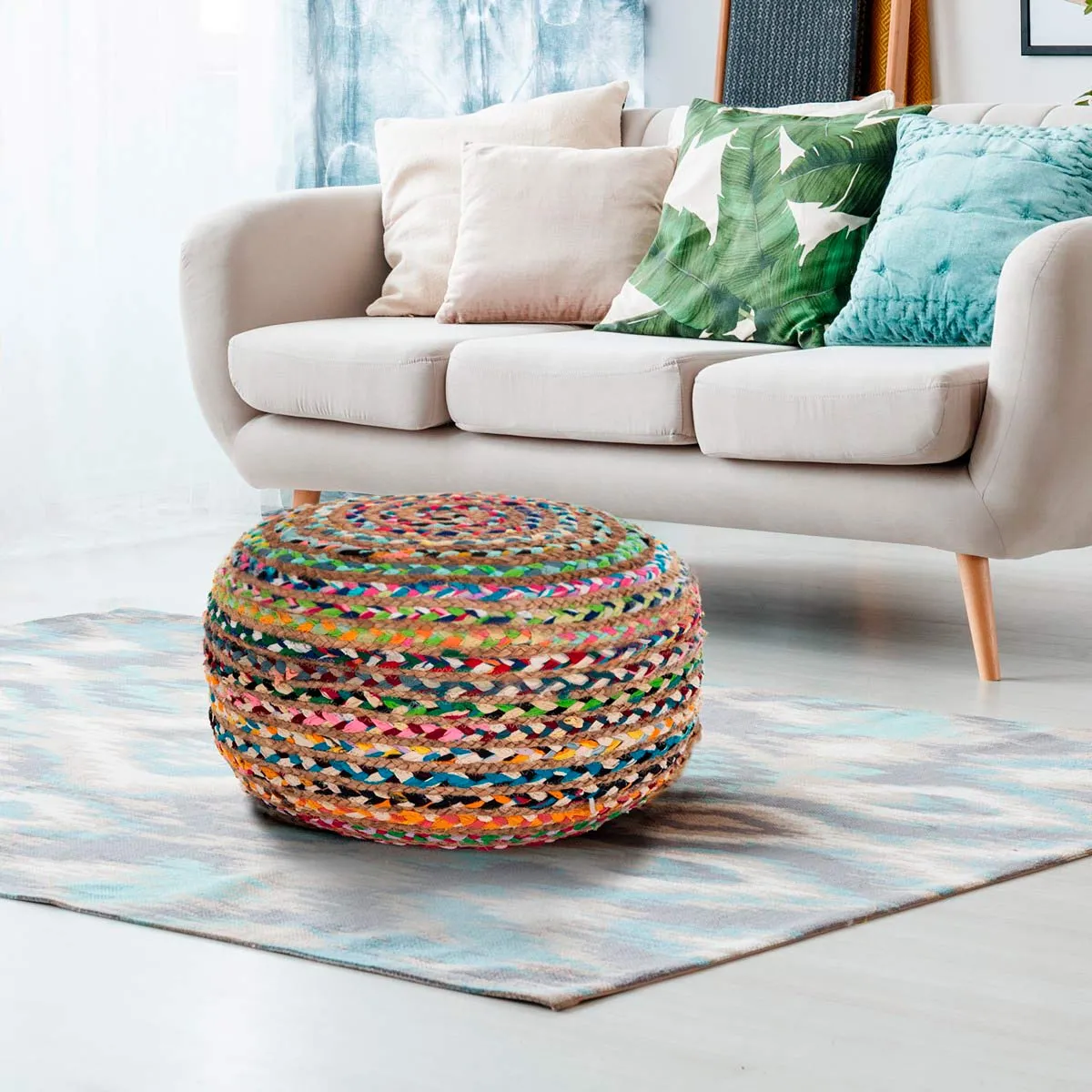 Pouf Rainbow Tomasucci multicolore davanti al divano