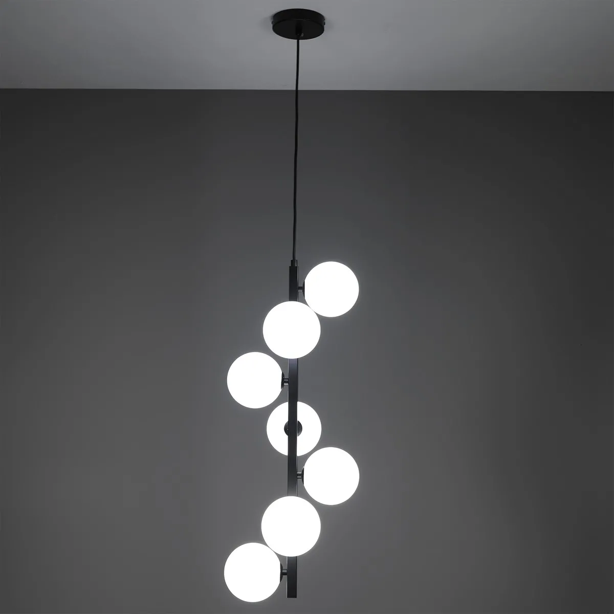 Lampadario Grapes Tomasucci acceso al buio