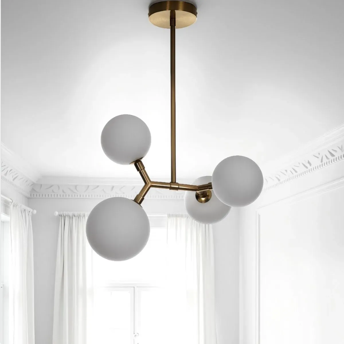 Lampadario Poodle Tomasucci in ottone con sfere bianche