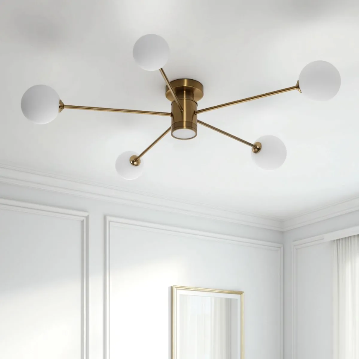 Lampadario Combo Tomasucci in ottone in un salone