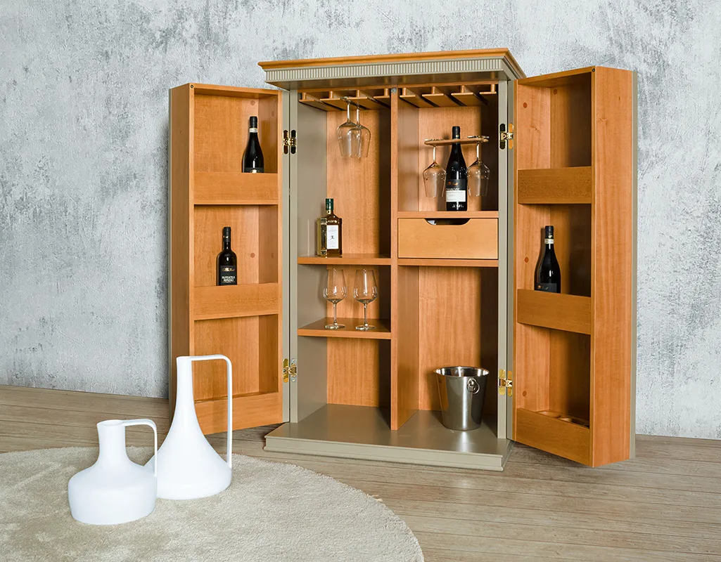 Mobile bar Tosato 25.24 aperto, con bottiglie nelle ante, calici appesi e secchiello per il ghiaccio