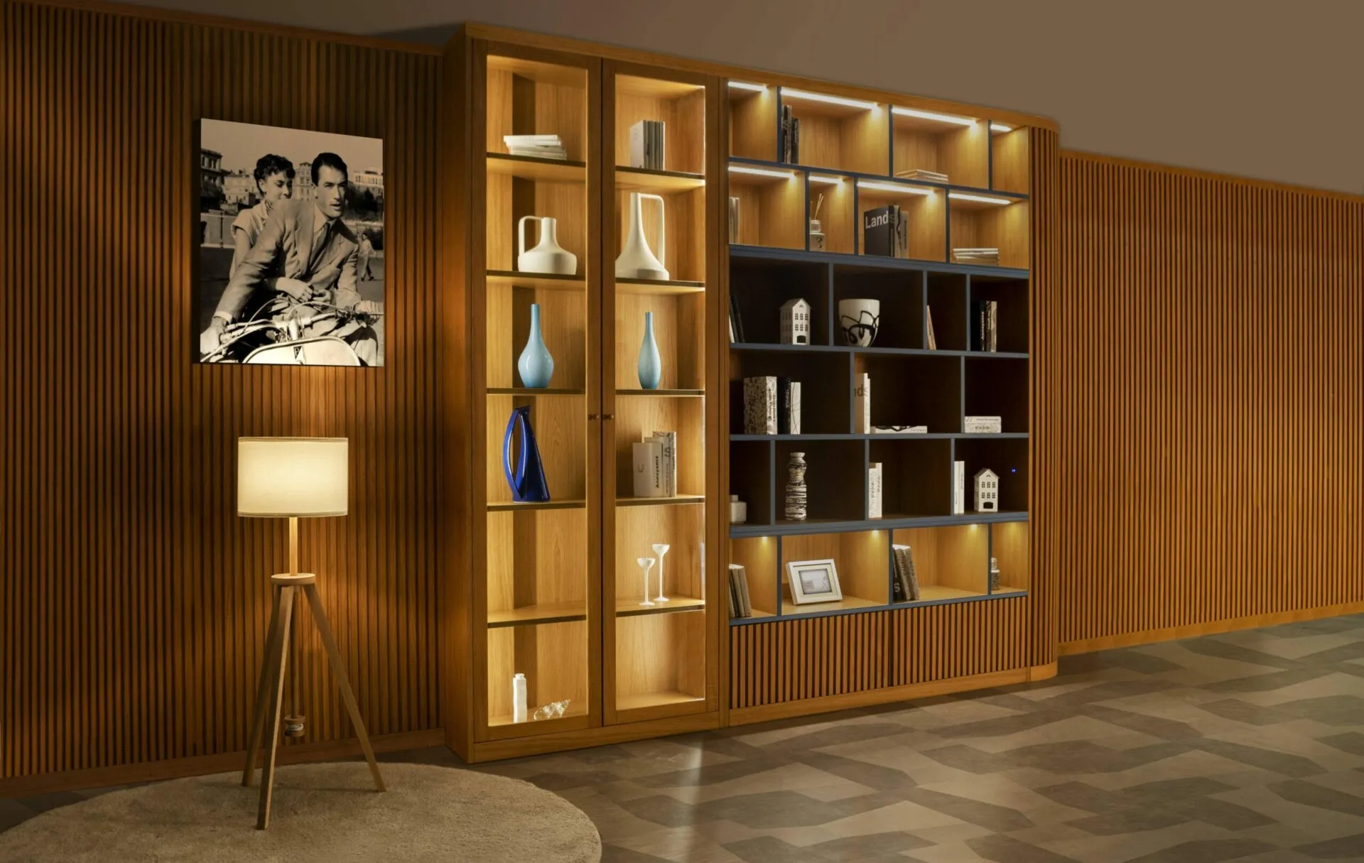 Boiserie Soave Tosato a doghe verticali in legno, con libreria illuminata incassata e lampada da terra