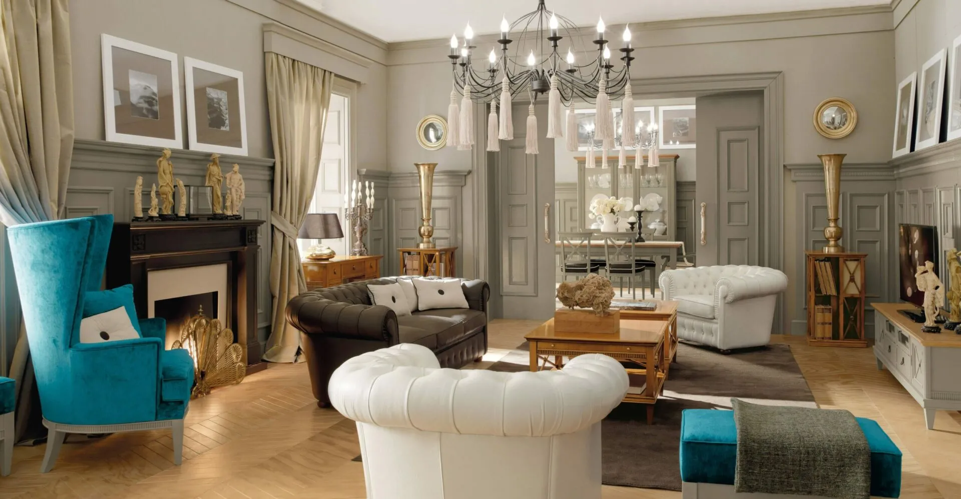 Boiserie Desideri Tosato laccata grigia in un salone classico con camino, lampadario e poltrone