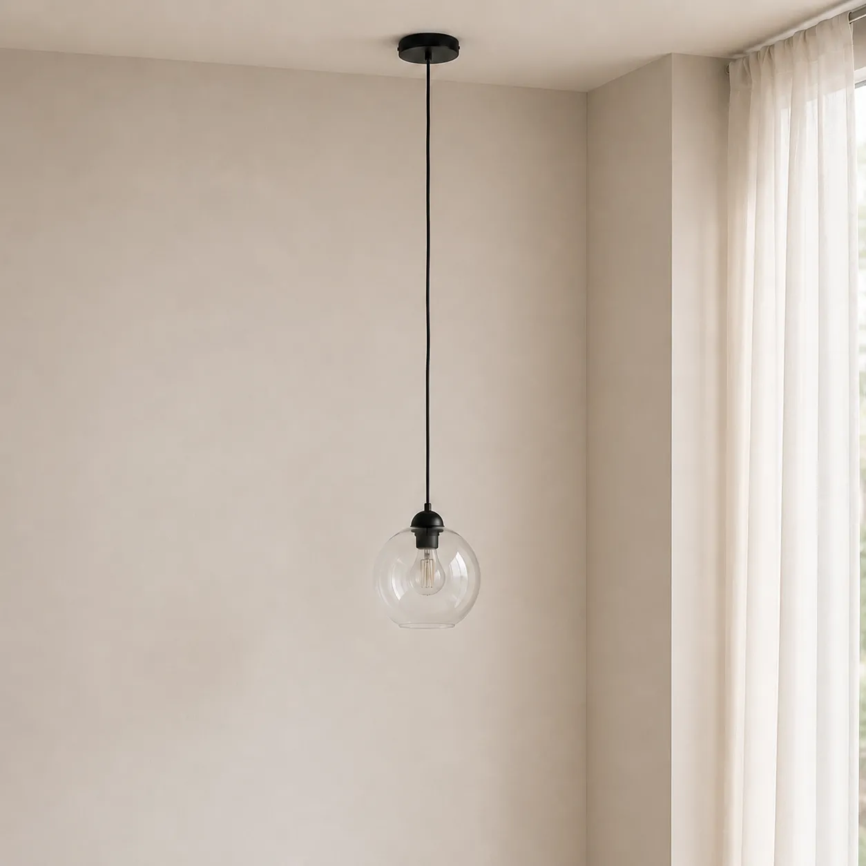 Lampadario Globe Tomasucci sopra un tavolo