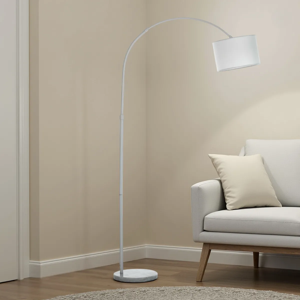 Lampada ad arco Thie Tomasucci accanto a un divano