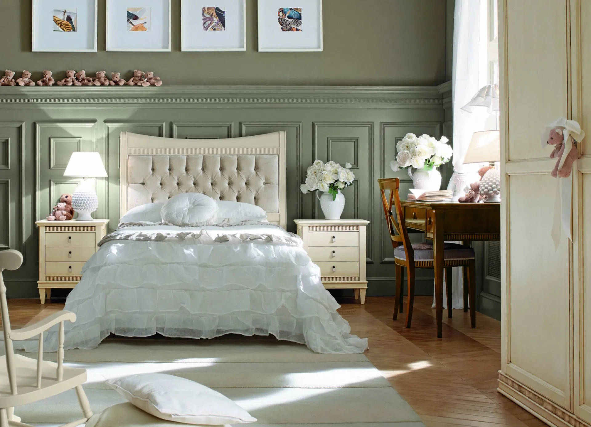 Boiserie Desideri Tosato verde salvia in camera da letto, dietro il letto con testata imbottita