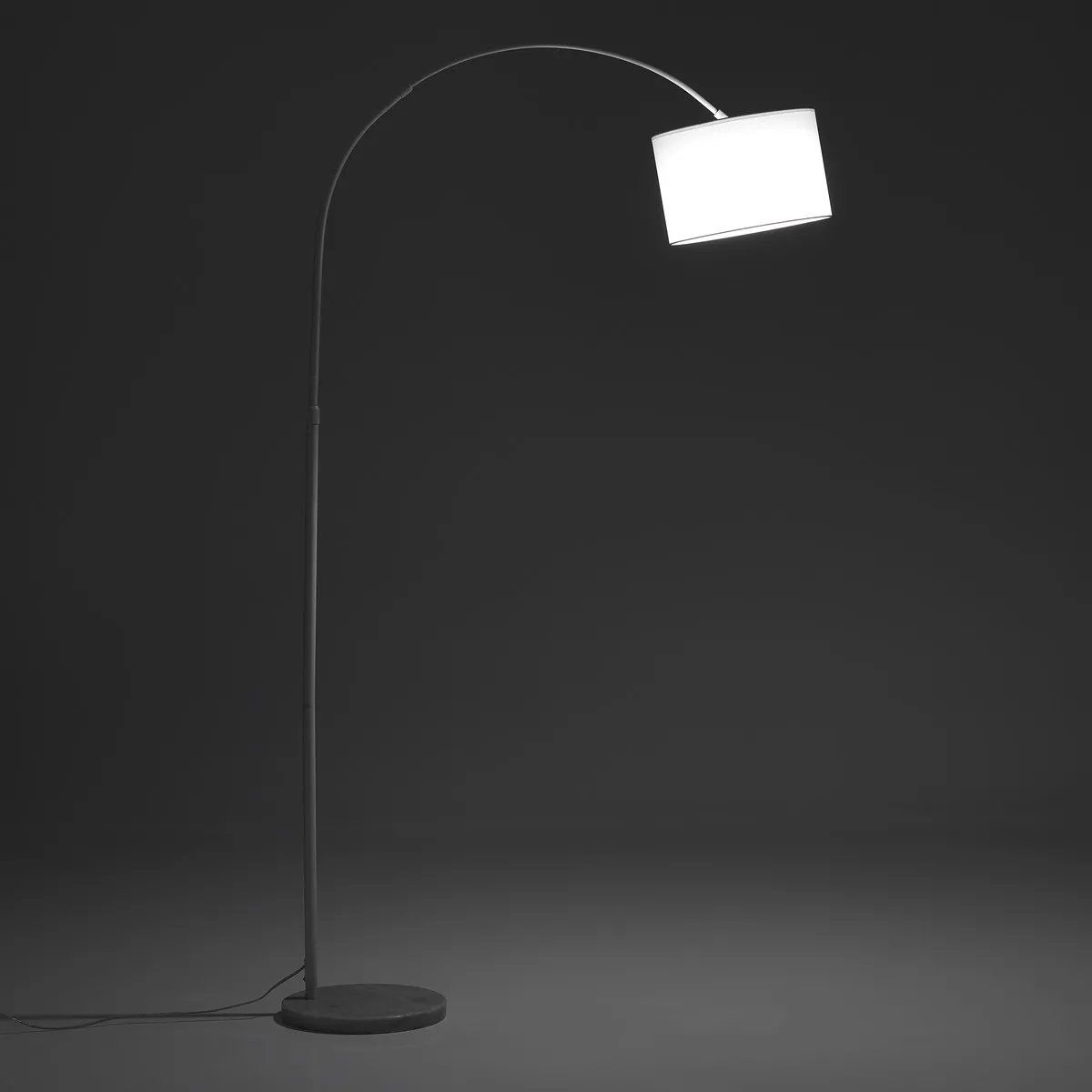 Lampada Thie Tomasucci nera in un ambiente scuro