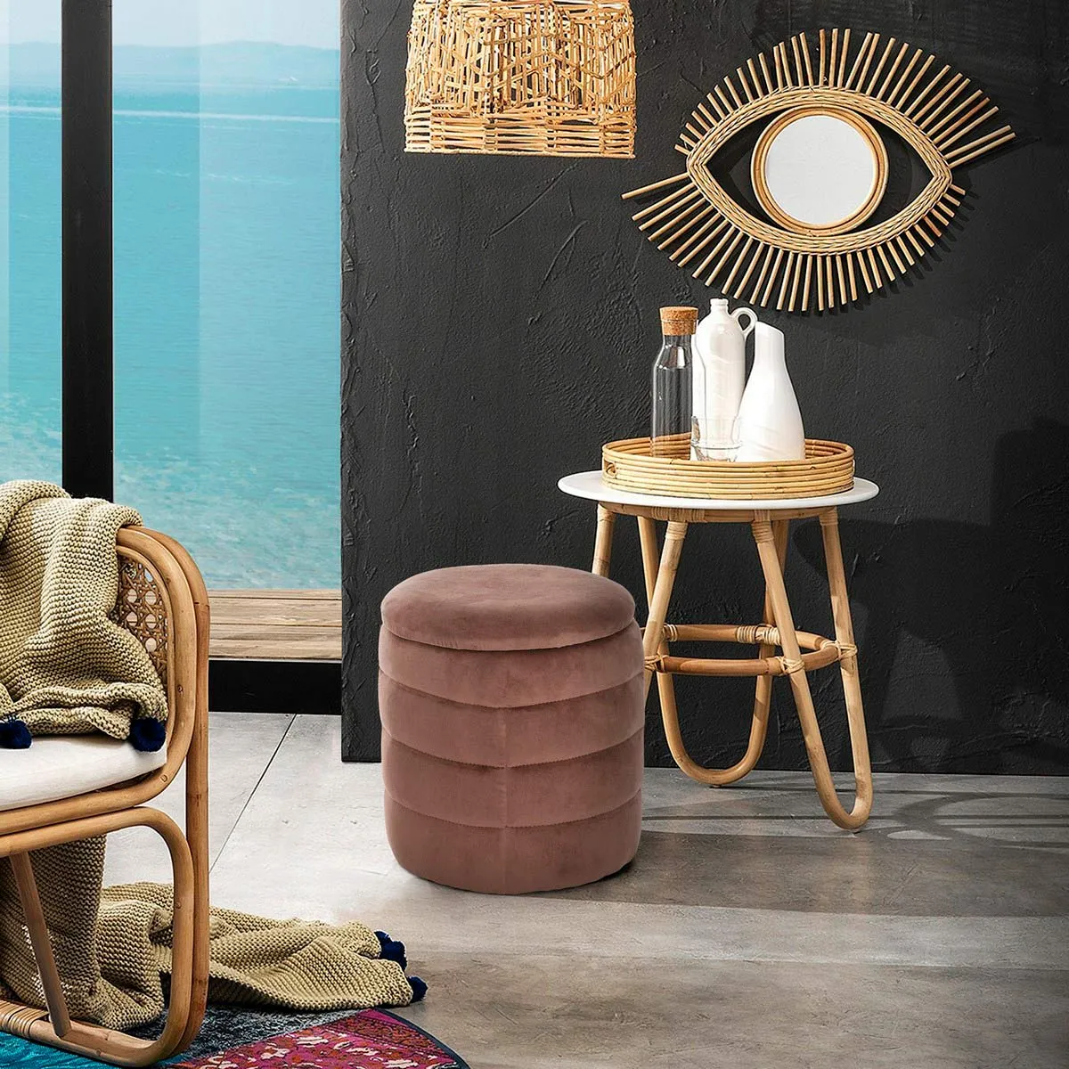 Pouf Gum Tomasucci in velluto in una stanza vista mare